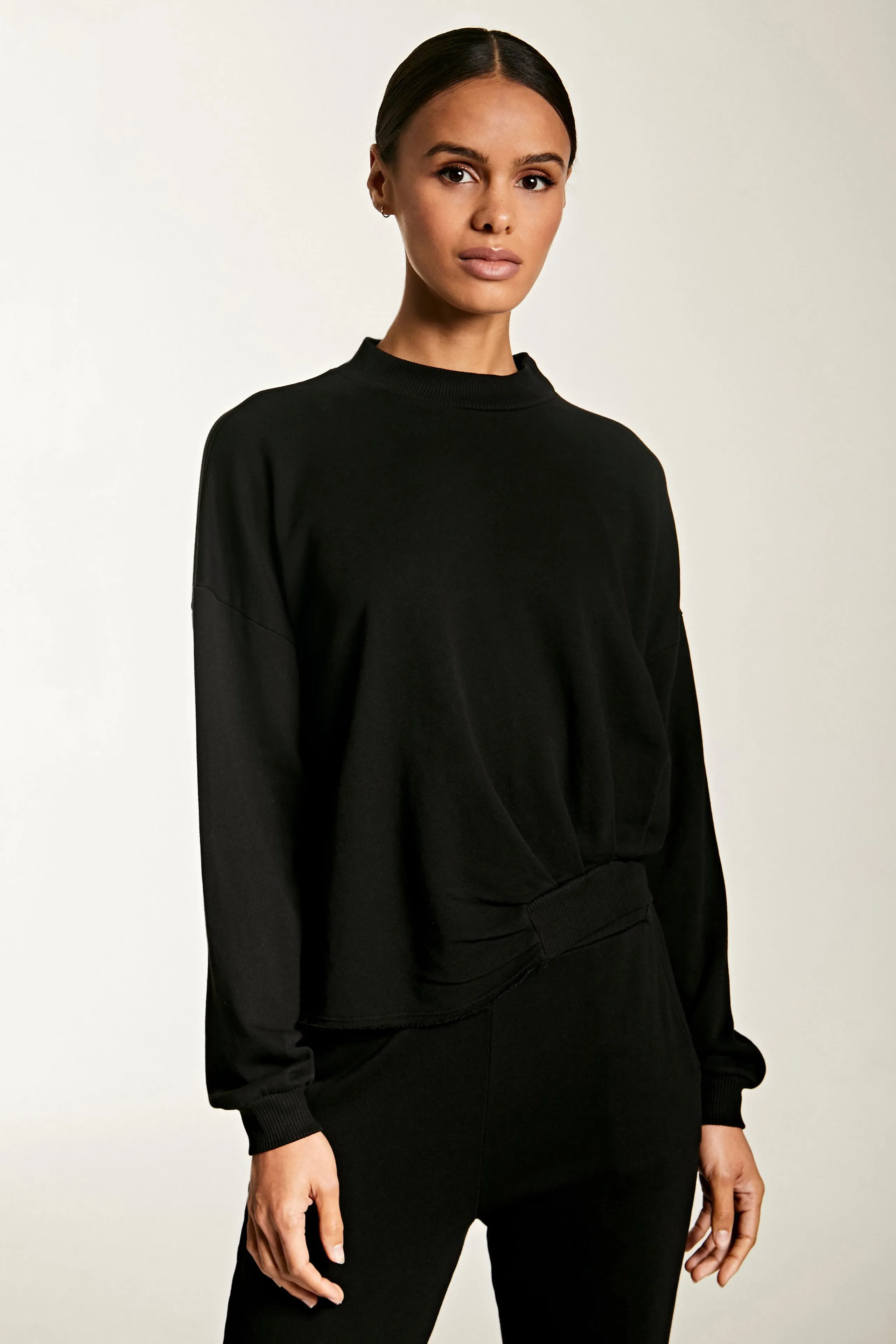 ASYMMETRICAL HEM TURTLENECK