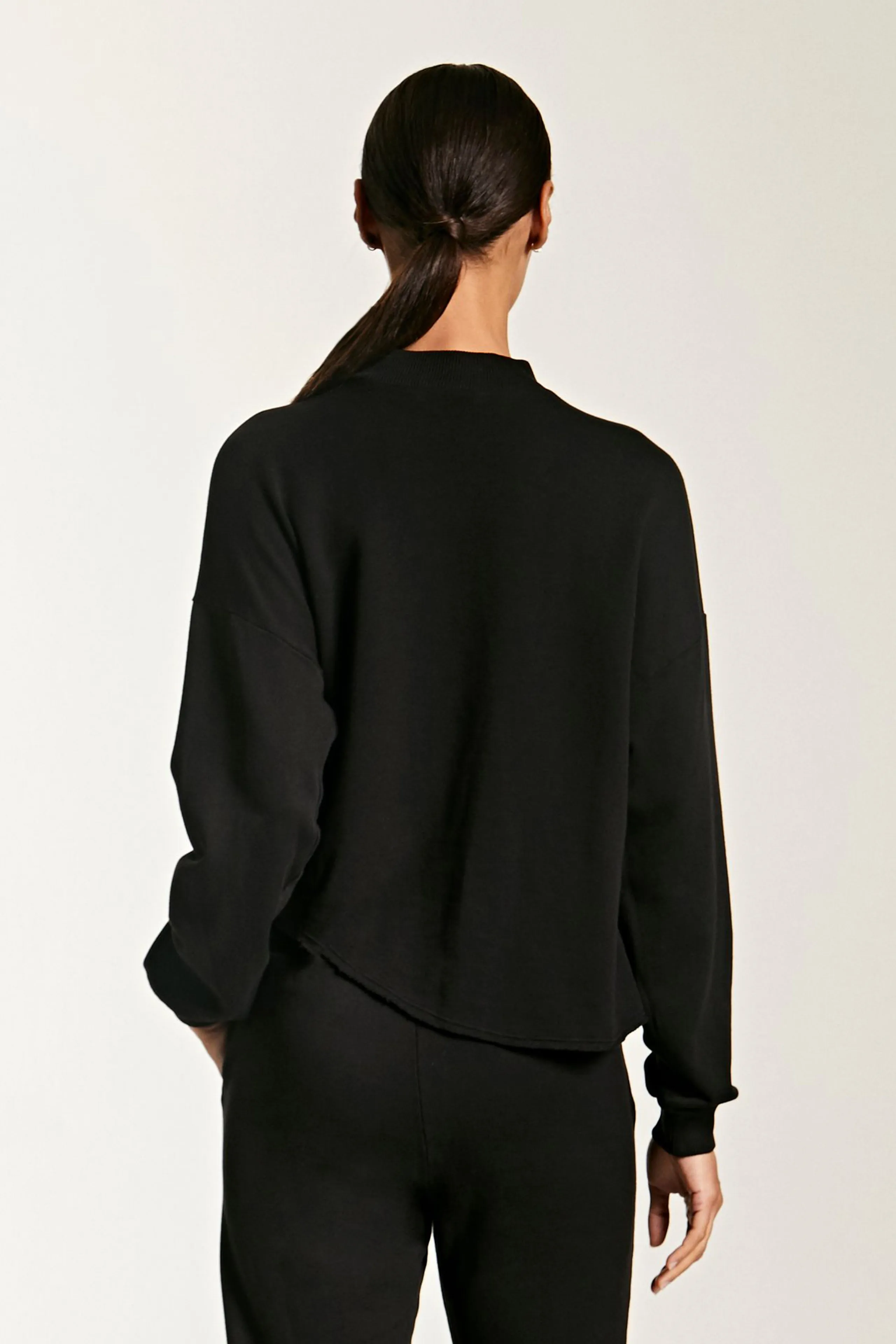 ASYMMETRICAL HEM TURTLENECK