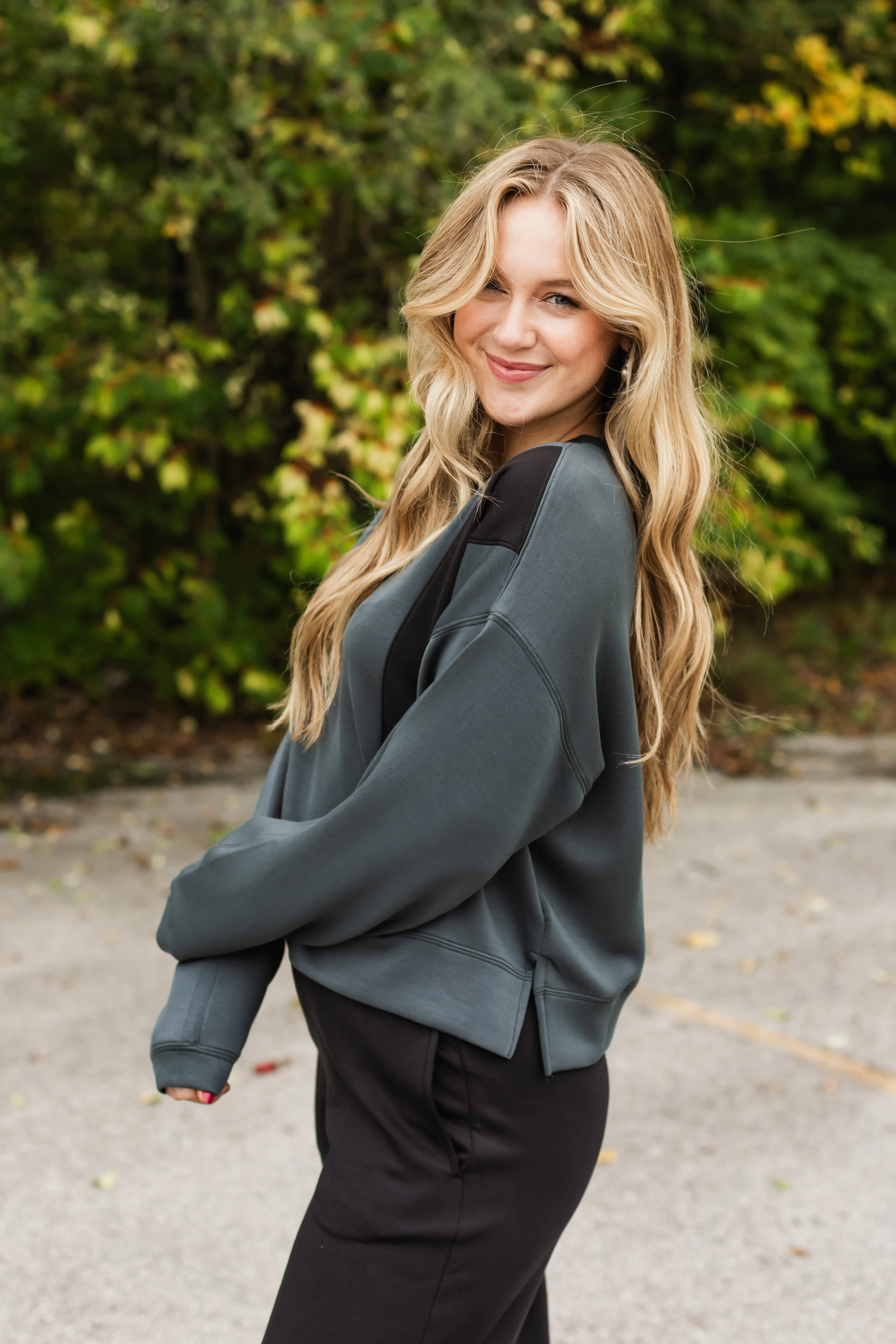 journee cloud sweatshirt in gunmetal