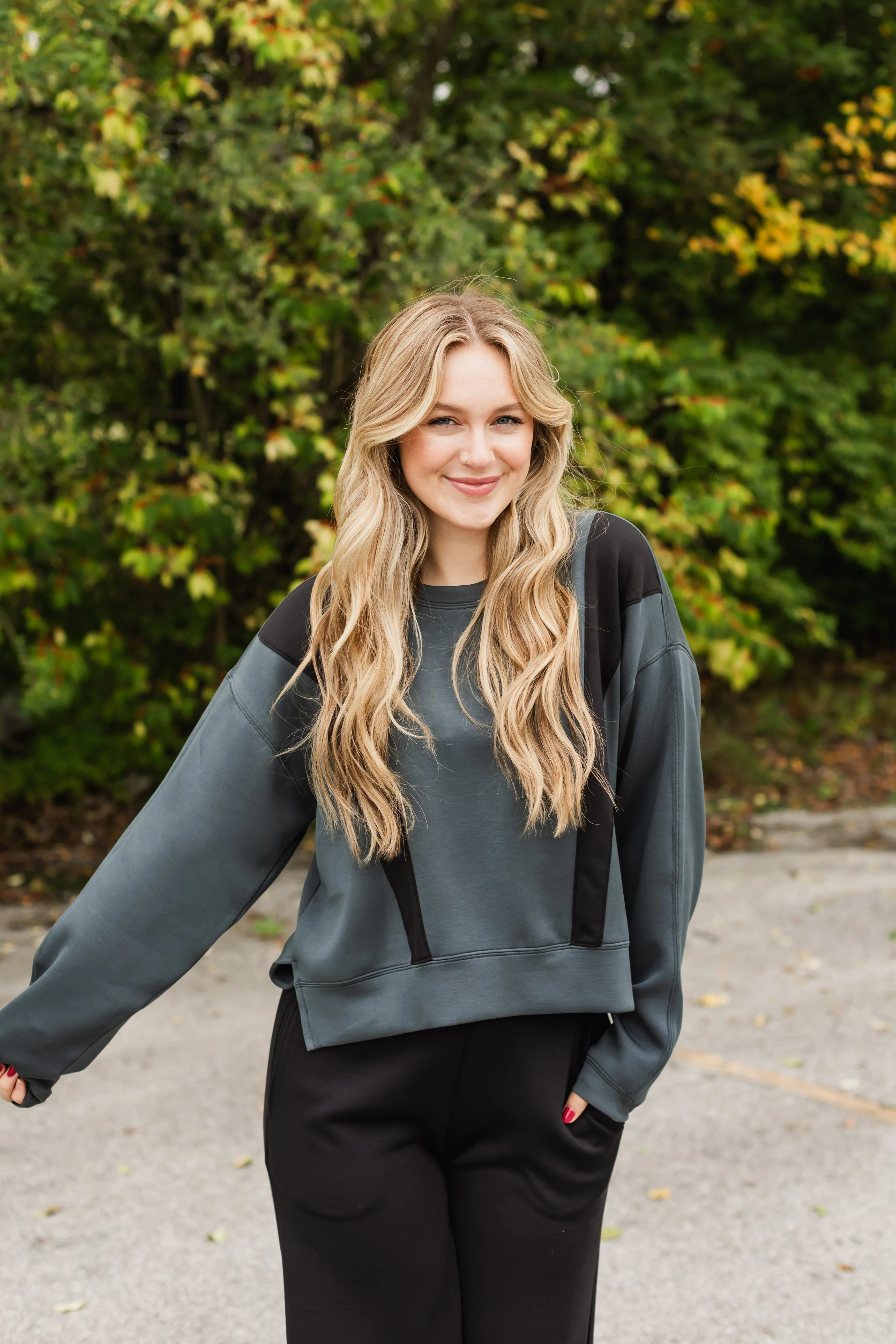 journee cloud sweatshirt in gunmetal