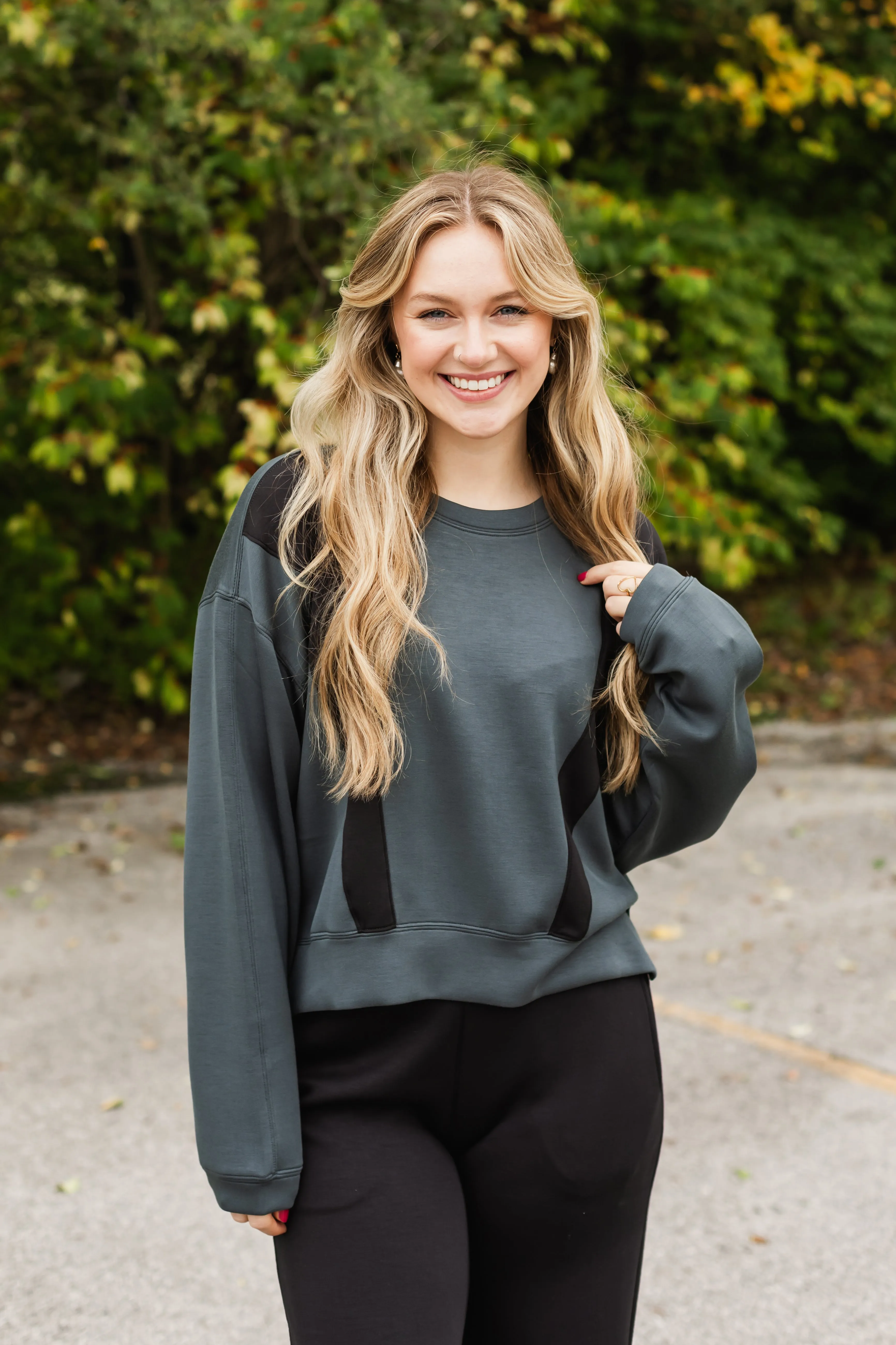 journee cloud sweatshirt in gunmetal