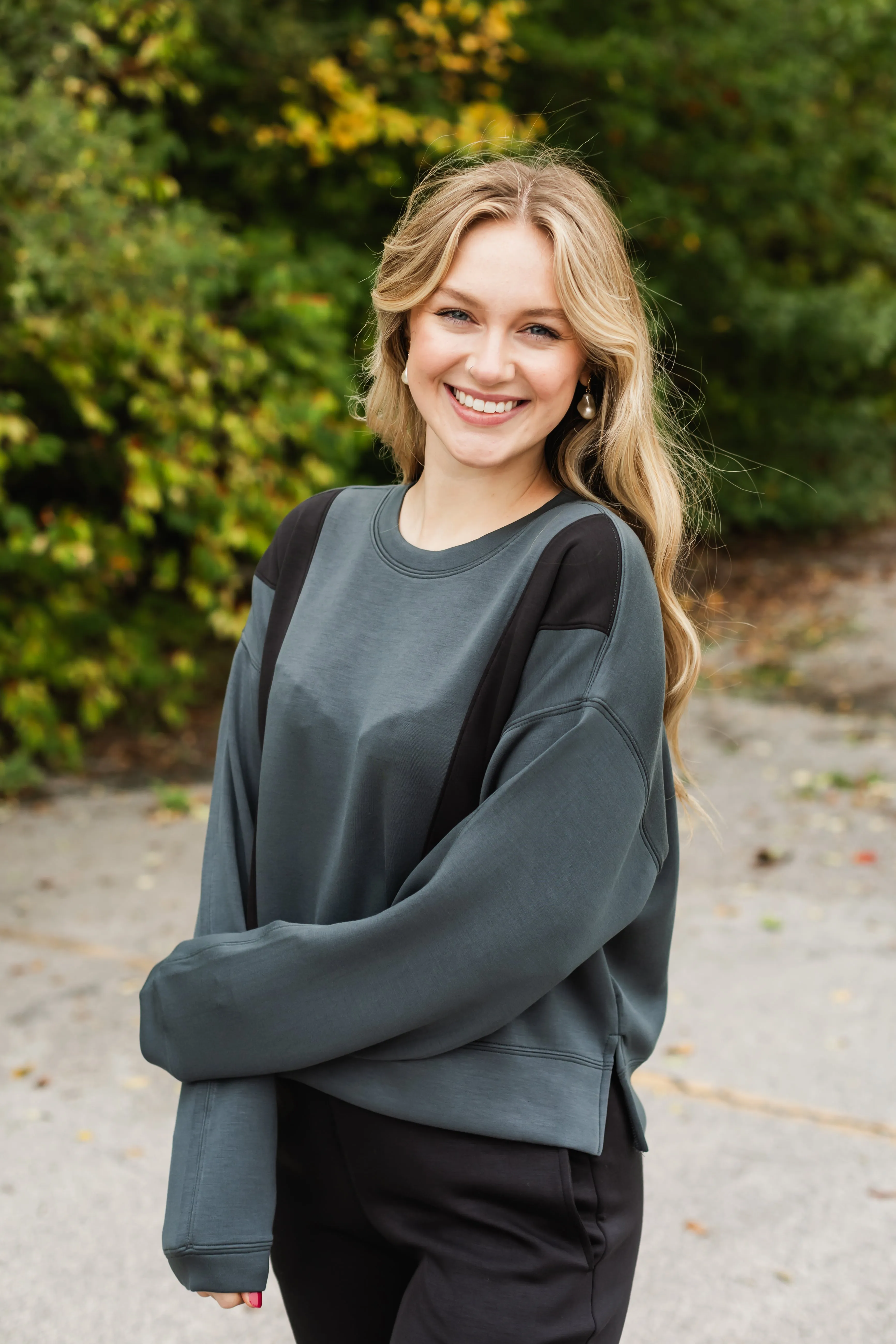journee cloud sweatshirt in gunmetal